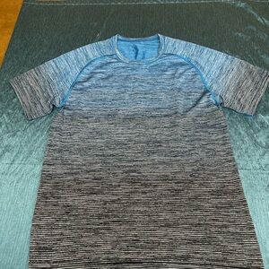Mens lululemon athletica Blue and Gray Short Sleeve Tee xl
